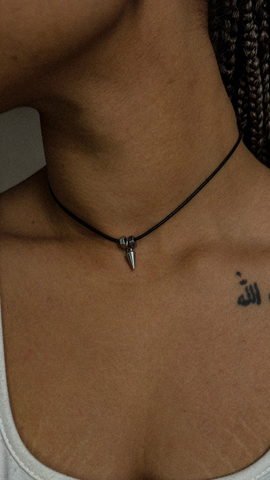 9h01 • Choker necklace