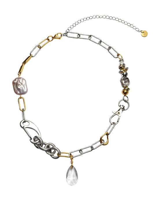 Collier Indocile porte en choker avec pendentif cristal, autre façon de porter le collier, sur fond blanc