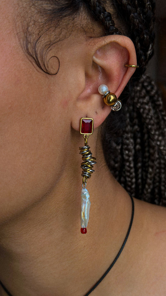Mono boucle d’oreille Soulmate Red portée à l’oreille