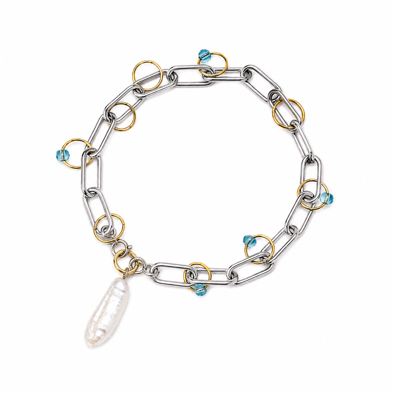Bracelet chaîne large en acier inoxydable avec anneaux dorés, perles bleues et pendentif de perle naturelle amovible, vue de haut sur fond blanc.