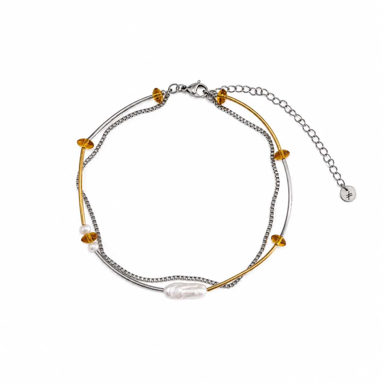 Collier choker en acier inoxydable argent et acier inoxydable plaqué PVD or avec perle véritable d’eau douce et détails ambrés, vue à plat sur fond blanc.