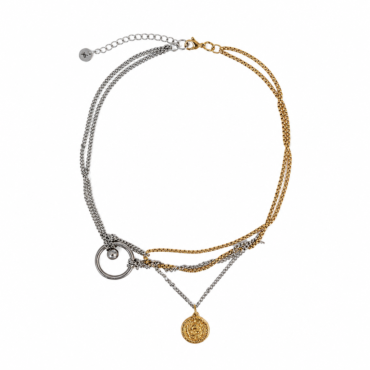 Collier en acier inoxydable argent et or avec perle naturelle d’eau douce et pendentif doré inspiré d’une pièce ancienne, vue à plat sur fond blanc.