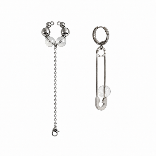 Duo modulaire comprenant un earcuff ajustable et une mono-boucle en acier inoxydable argenté avec perles translucides, vue à plat sur fond blanc.