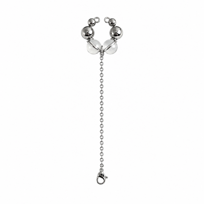 Earcuff ajustable sans perçage en acier inoxydable argenté avec perles translucides et chaîne amovible, photographie produit sur fond blanc.