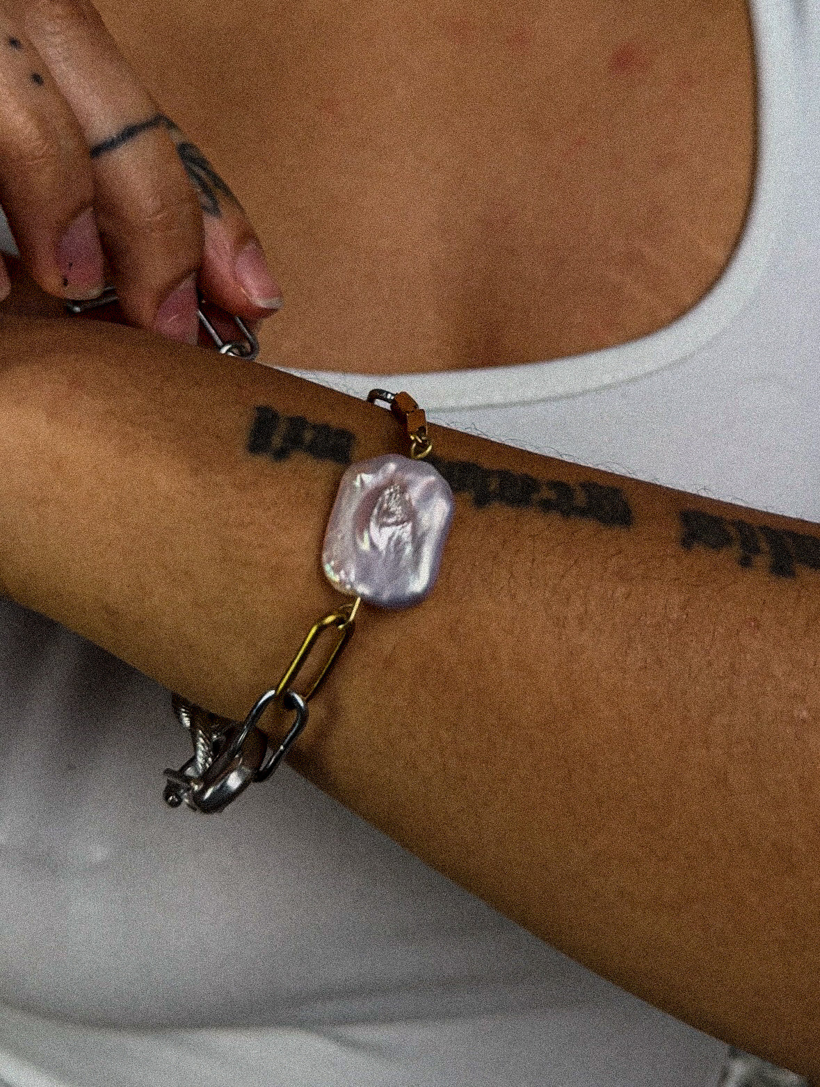 Bracelet Indocile en metaux mixtes porte au poignet