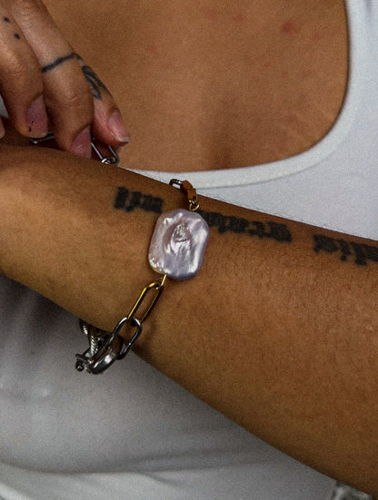 Bracelet Indocile en metaux mixtes porte au poignet