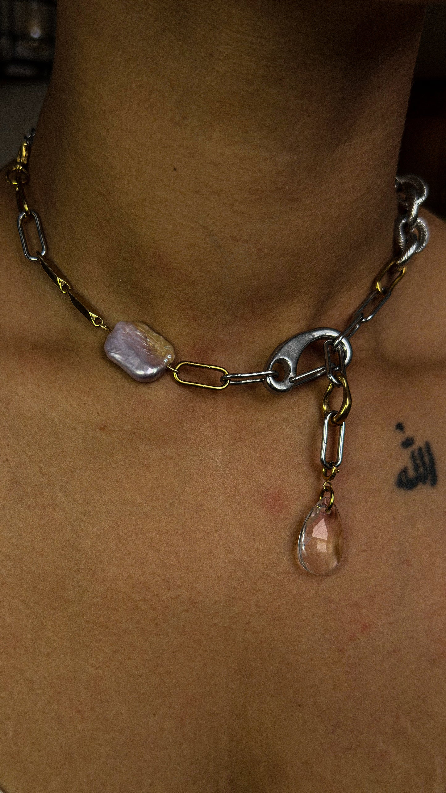 Detail du pendentif cristal amovible du collier Indocile