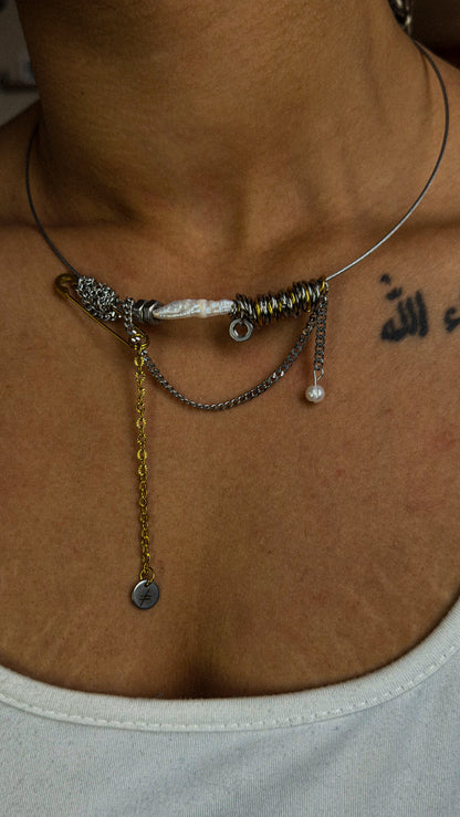 Detail du collier One Year Later avec epingle nourrice chaine et perle d eau douce