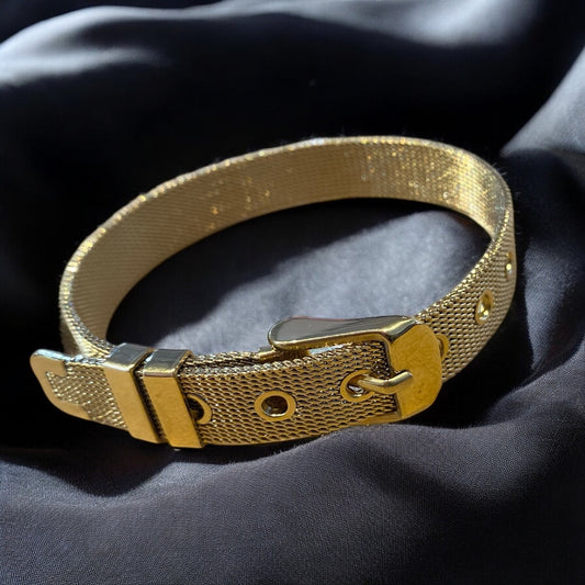 bracelet cuffed