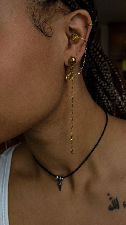 Detail du pendentif amovible sur le duo earcuff et boucle Sue