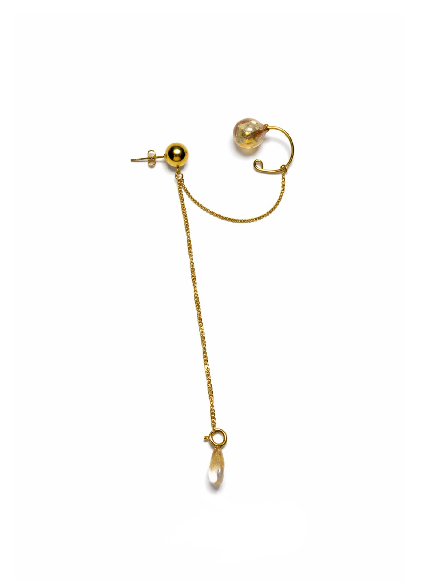 Duo Sue avec earcuff en resine et boucle d oreille modulable en acier inoxydable dorée sur fond blanc