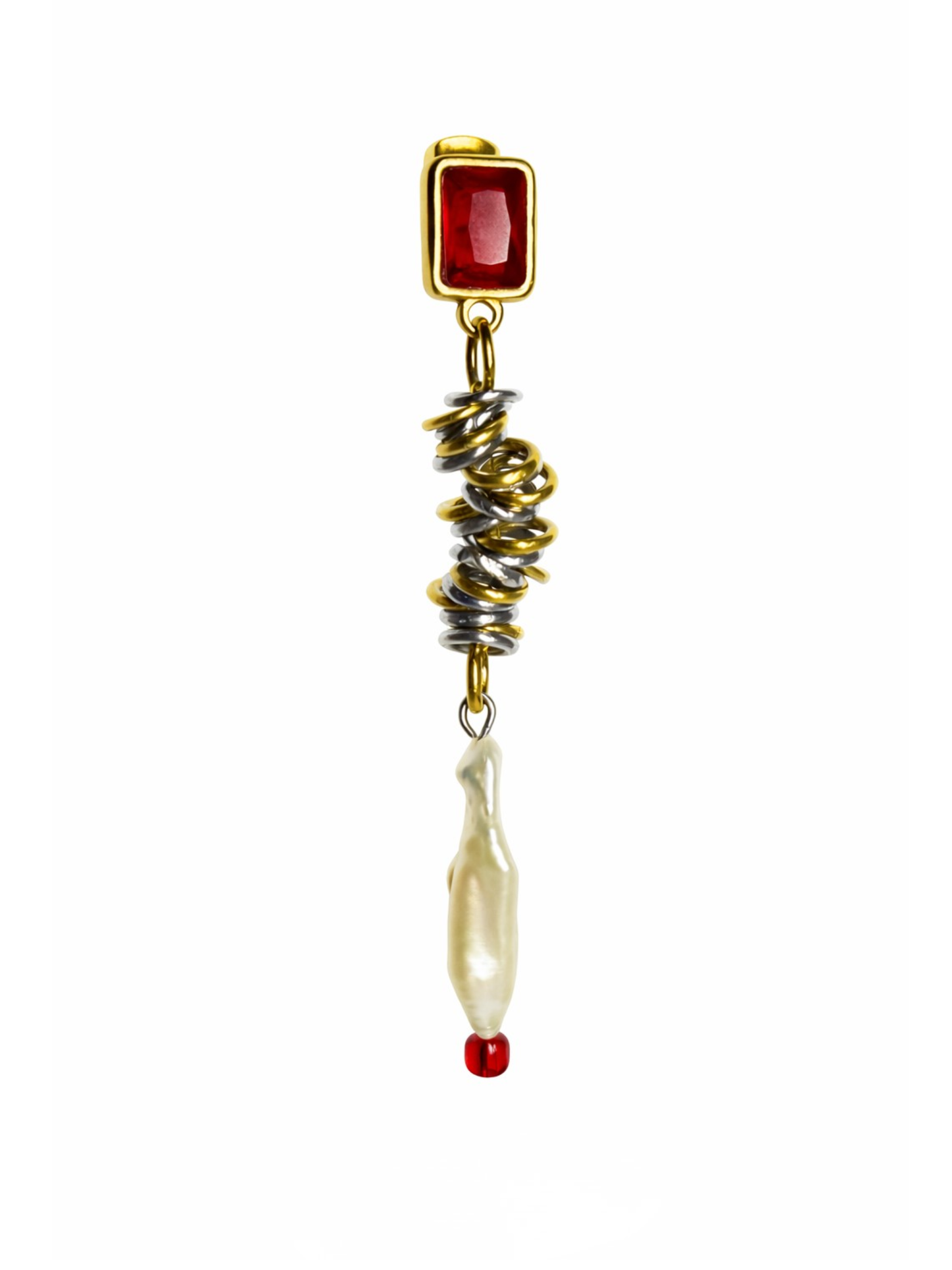 Mono boucle d’oreille Soulmate Red en métaux mixtes avec cristal rouge sur fond blanc