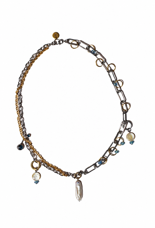 Collier modulaire en acier inoxydable argent et or avec perles naturelles et accents bleus, photographie produit sur fond blanc.